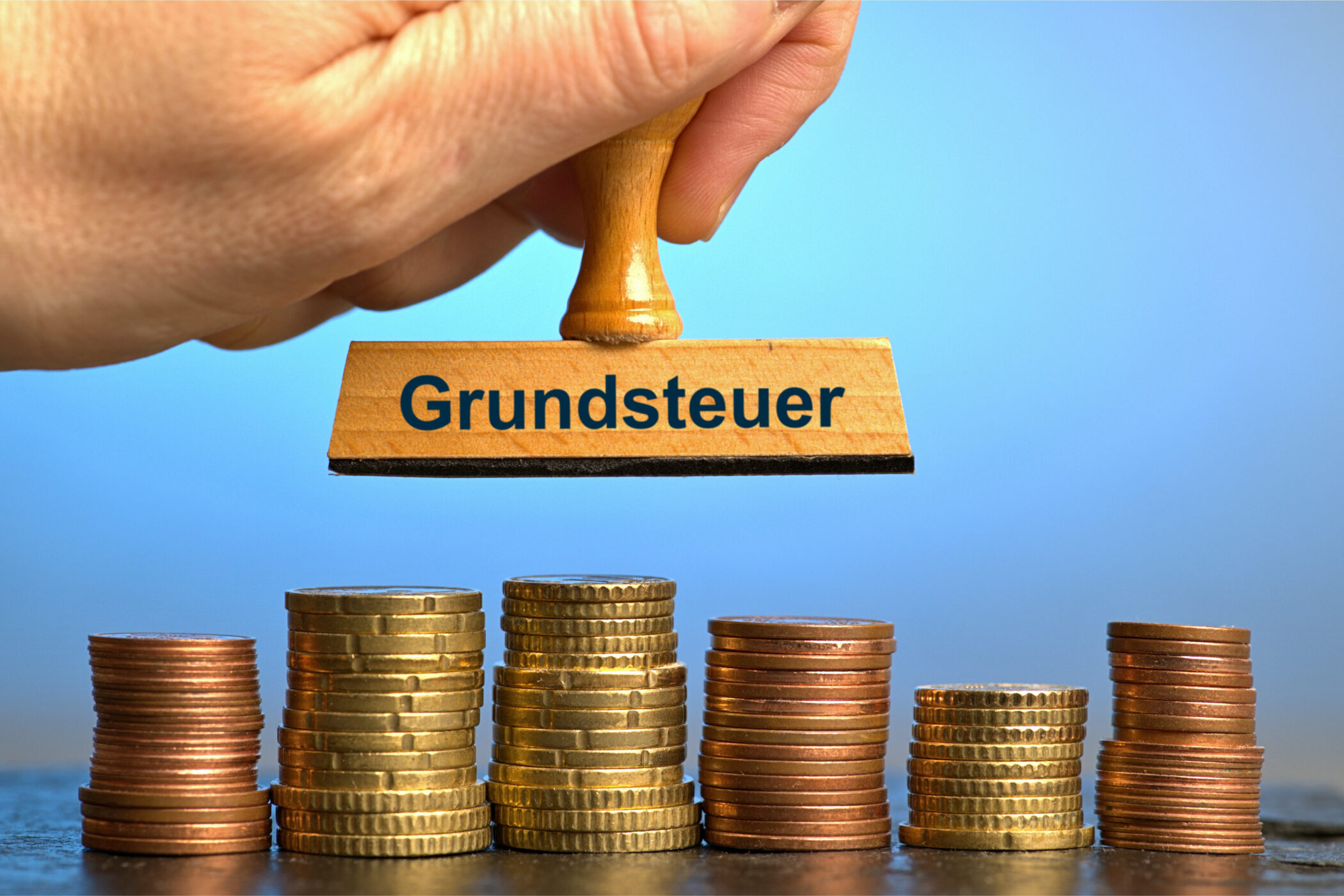 Ein Holzstempel mit der Aufschrift "Grundsteuer"