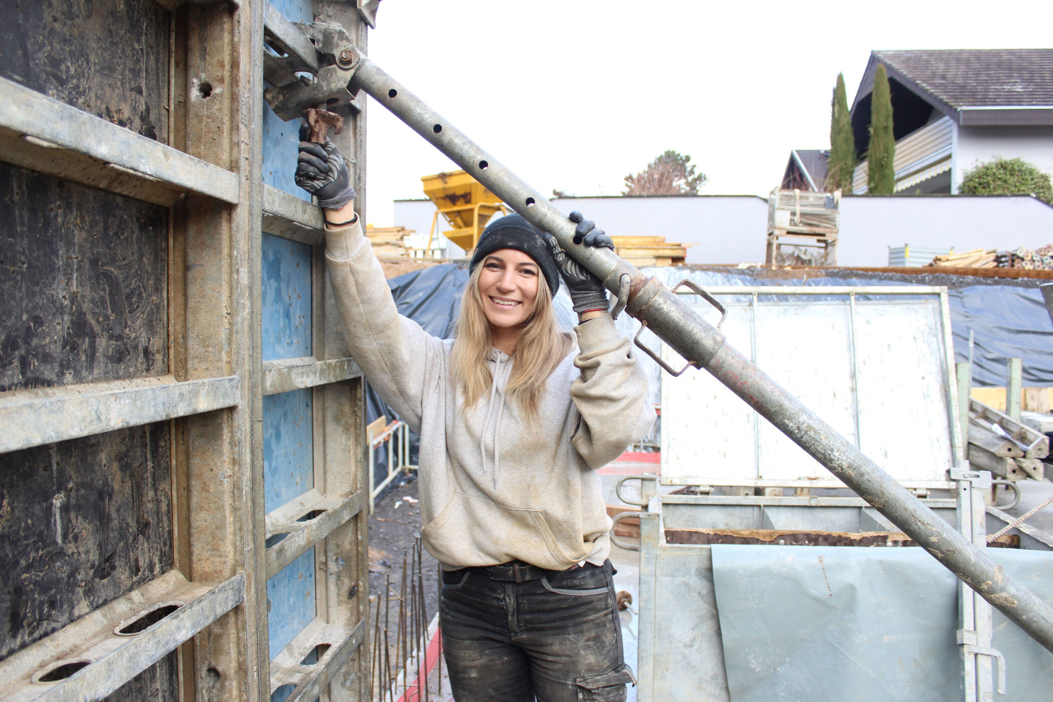 Julia Schäfer, Maurermeisterin, auf einer Baustelle.