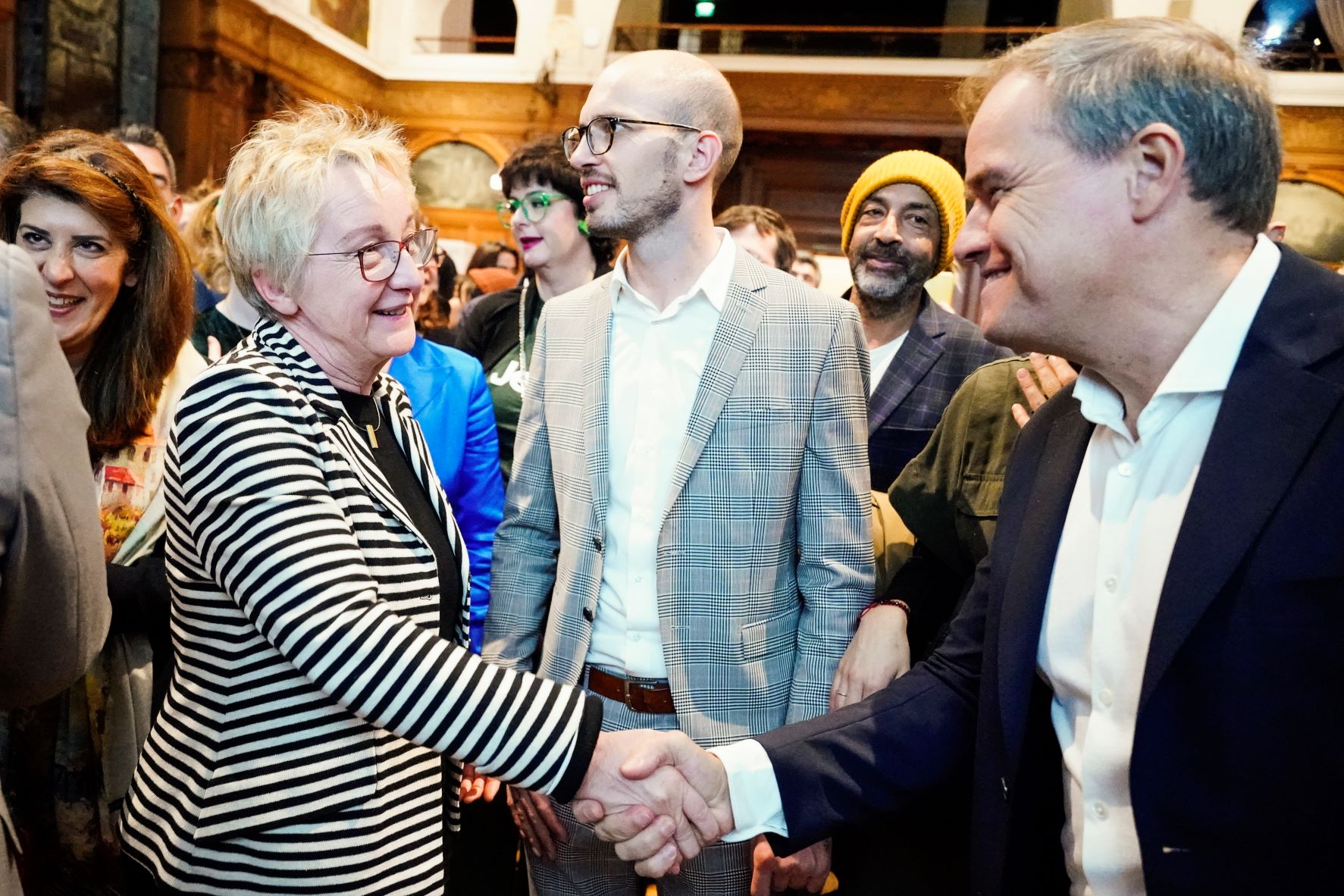 Theresia Bauer (l, Bündnis 90/Die Grünen), ehemalige baden-württembergische Wissenschaftsministerin, Sören Michelsburg (M, SPD) und Eckart Würzner (parteilos), amtierender Oberbürgermeister der Stadt Heidelberg, geben sich im Rathaus bei der Oberbürgermeisterwahl die Hand. Die Menschen in Heidelberg müssen am 27. November erneut zur Oberbürgermeisterwahl. Beim ersten Anlauf hat sich niemand der neun Kandidatinnen und Kandidaten mit absoluter Mehrheit durchgesetzt.