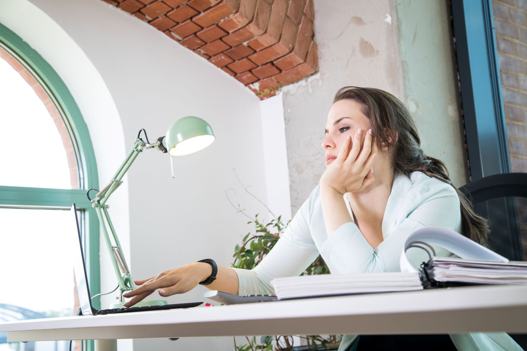 Junge Frau mit Laptop im Büro