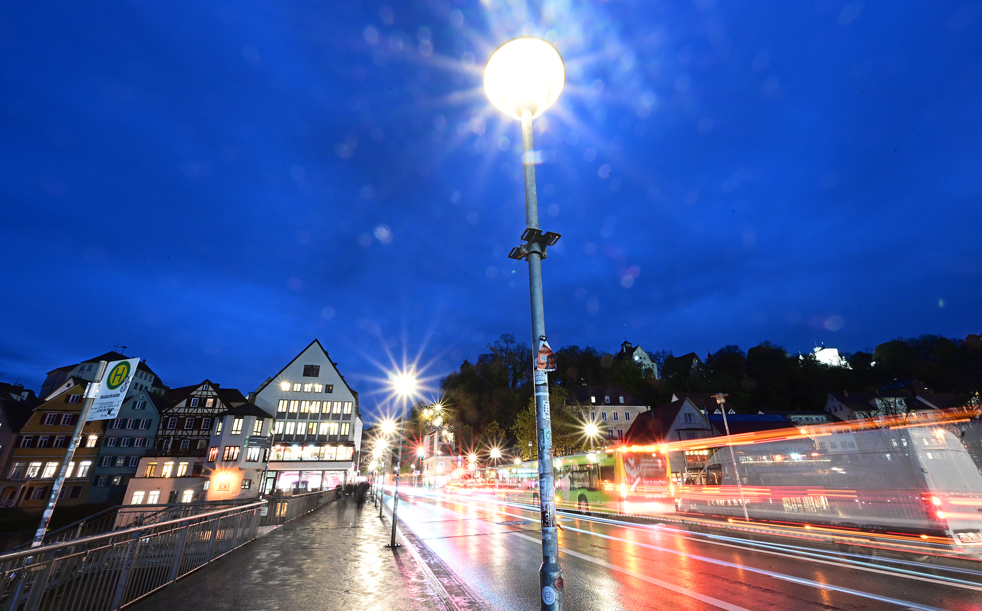 Straßenlaterne an der Tübinger Neckarbrücke. Der Tübinger OB Palmer will die Straßenbeleuchtung der Stadt zu bestimmten Uhrzeiten nachts reduzieren, um Energie zu sparen.