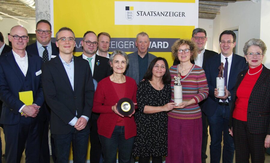 Gruppenbild der Preisträgerinnen und Preisträger des Staatsanzeiger Awards 2022
