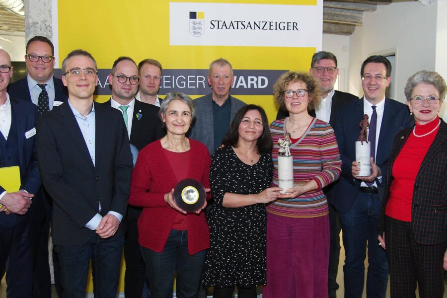 Gruppenbild der Preisträgerinnen und Preisträger des Staatsanzeiger Awards 2022