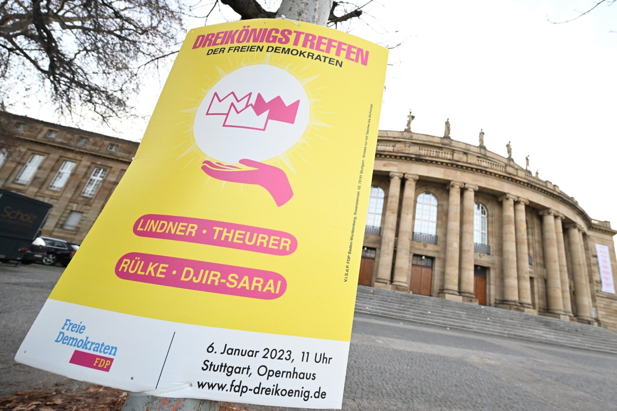 Ein Plakat für das Dreikönigstreffen der FDP am 6. Januar im Opernhaus hängt vor dem Opernhaus.