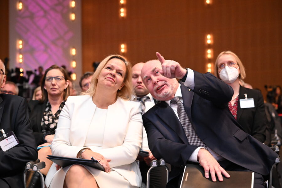 Bundesinnenministerin Nancy Faeser (SPD) , Vorsitzender des Beamtenbunds Ulrich Silberbach