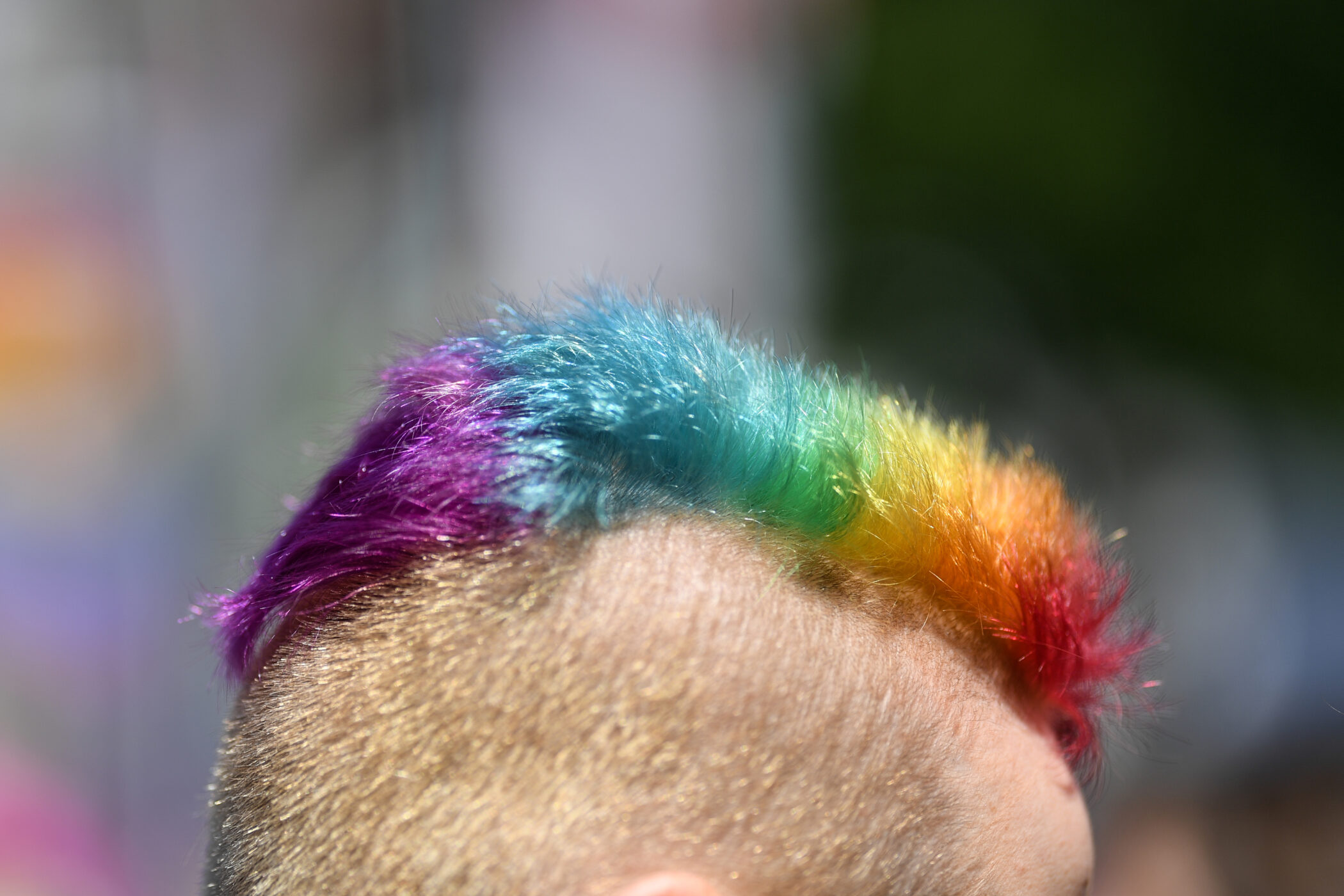 Foto einer Kurzhaarfrisur mit Regenbogenfarben