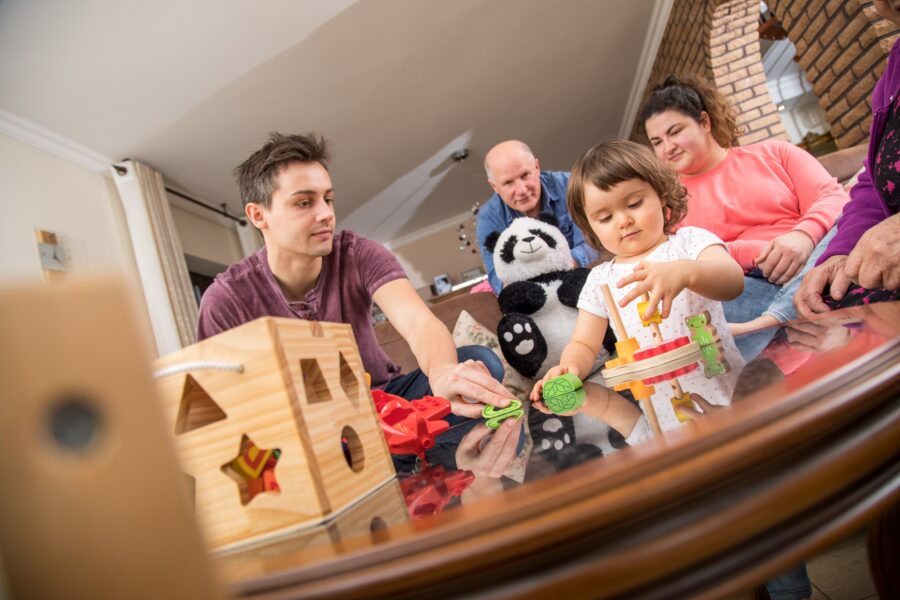 Großfamilie spielt am Tisch