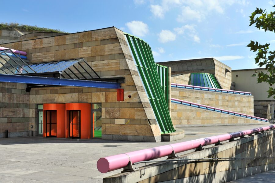 Staatsgalerie Stuttgart: Sandsteingebäude mit orange-roten Türen und grünen Fenstern