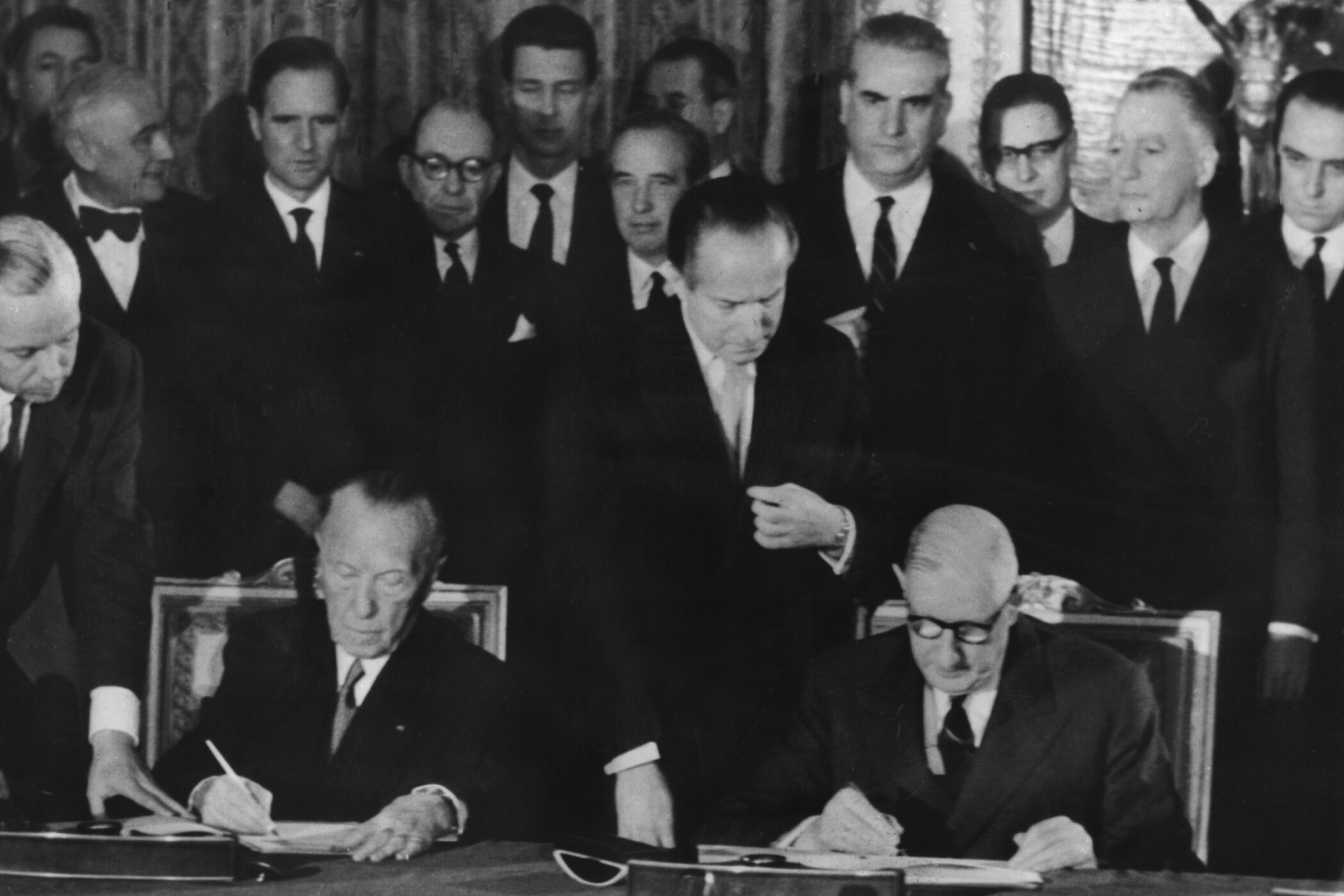 Konrad Adenauer und Charles de Gaulle unterzeichnen den Elysée-Vertrag
