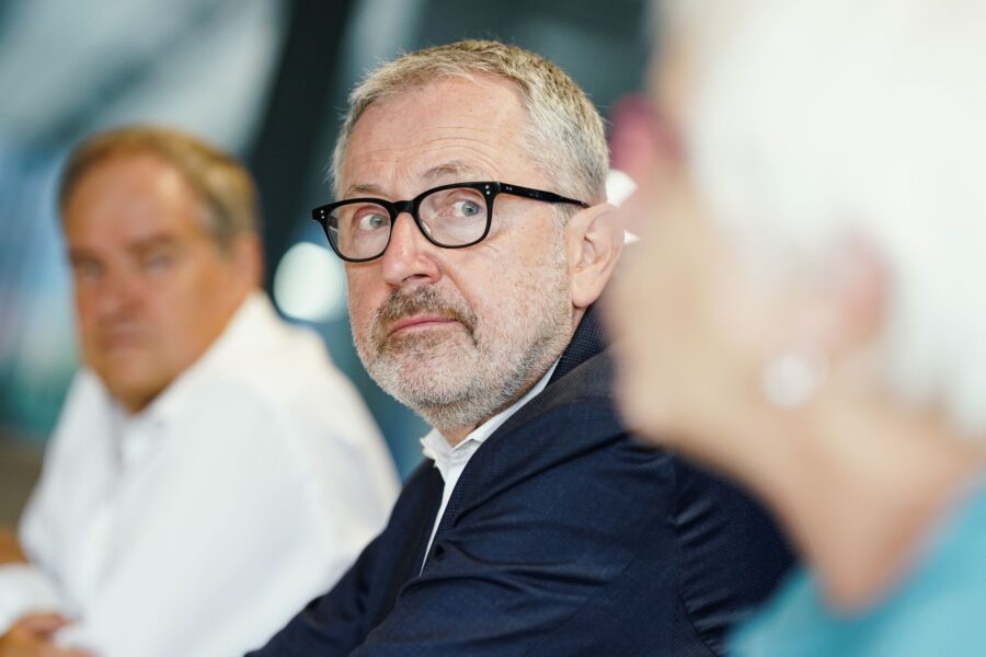 Peter Kurz (M, SPD), Oberbürgermeister der Stadt Mannheim und Präsident des Städtetags Baden-Württemberg, sitzt bei einer Pressekonferenz zur Hauptversammlung des Städtetags Baden-Württemberg.