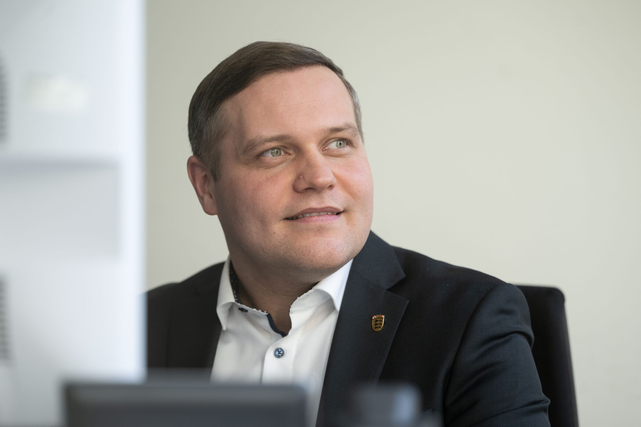 Der Landtagsabgeordnete Anton Baron (AfD) sitzt in den Fraktionsräumen der AfD Landtagsfraktion an einem Schreibtisch. Baron ist neuer Vorsitzender der AfD-Fraktion Baden-Württemberg.