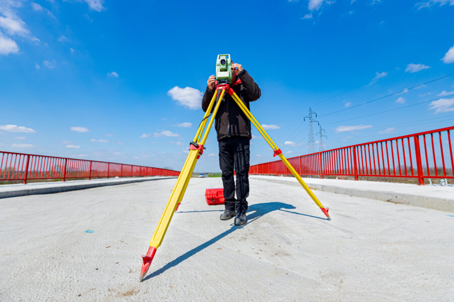 Messtechniker auf einer Brücke: Fachkräftemangel im öffentlichen Dienst