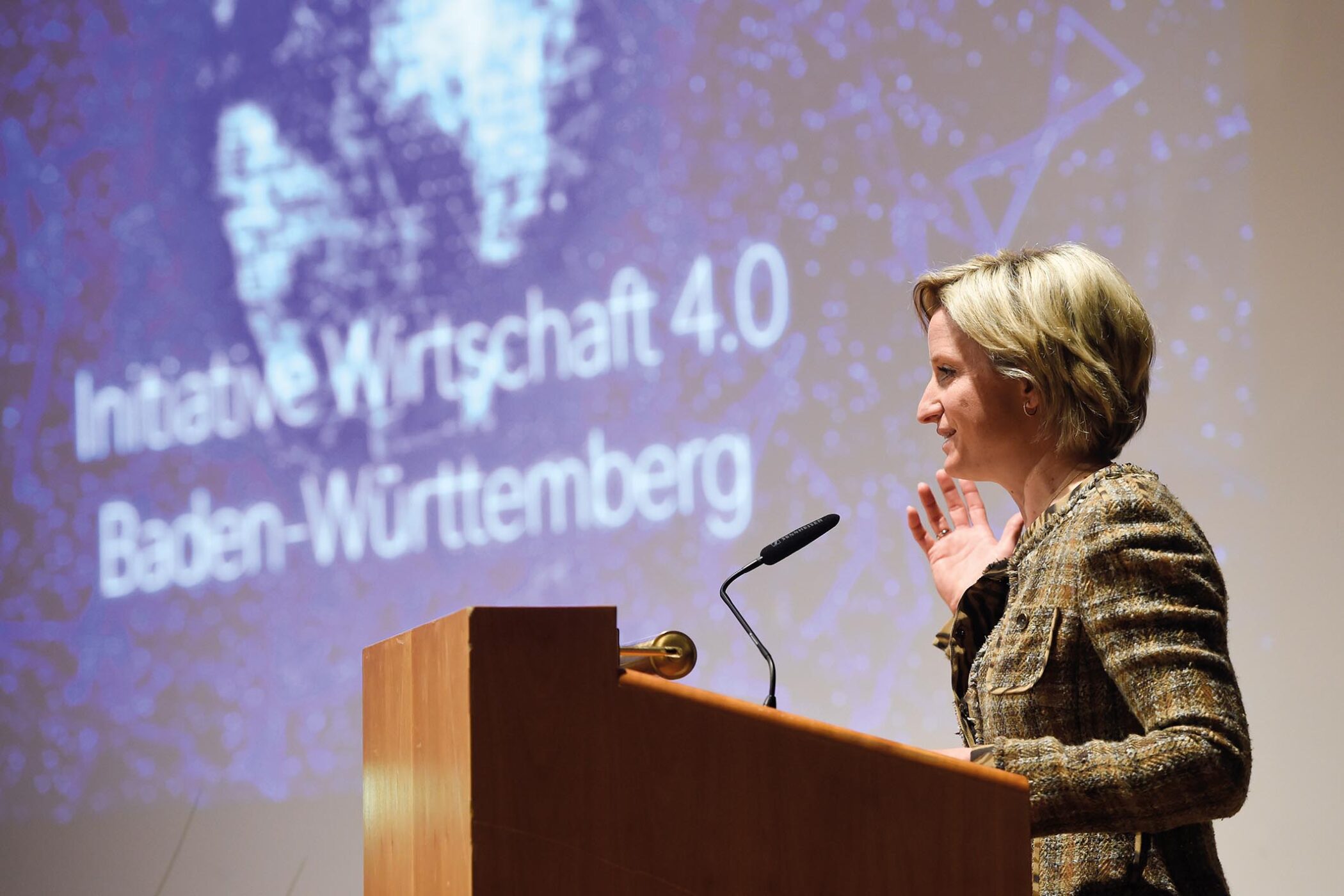 Wirtschaftsministerin Nicole Hoffmeister-Kraut hält eine Rede