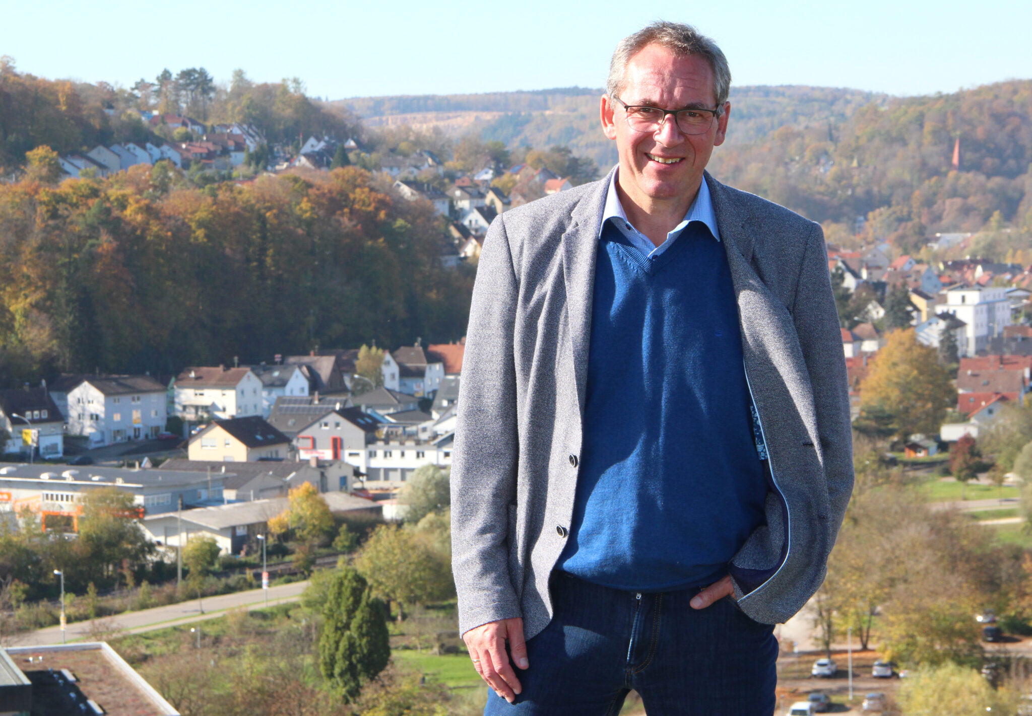 Bürgermeister Kayser auf dem Löwenfelsen vor dem Blautal