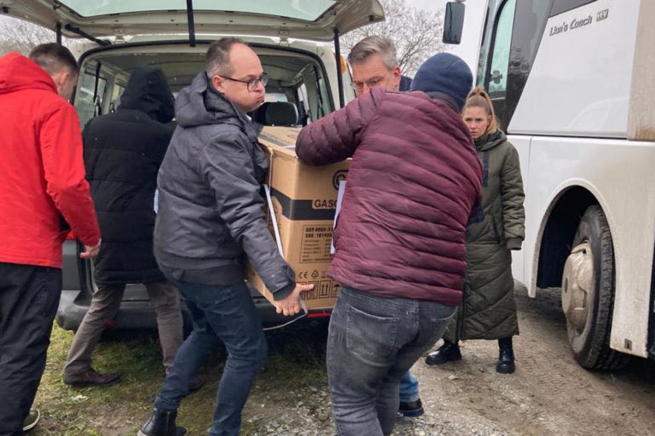 Bürgermeister Martin Aßmuth beim Umladen eines Stromgenerators.