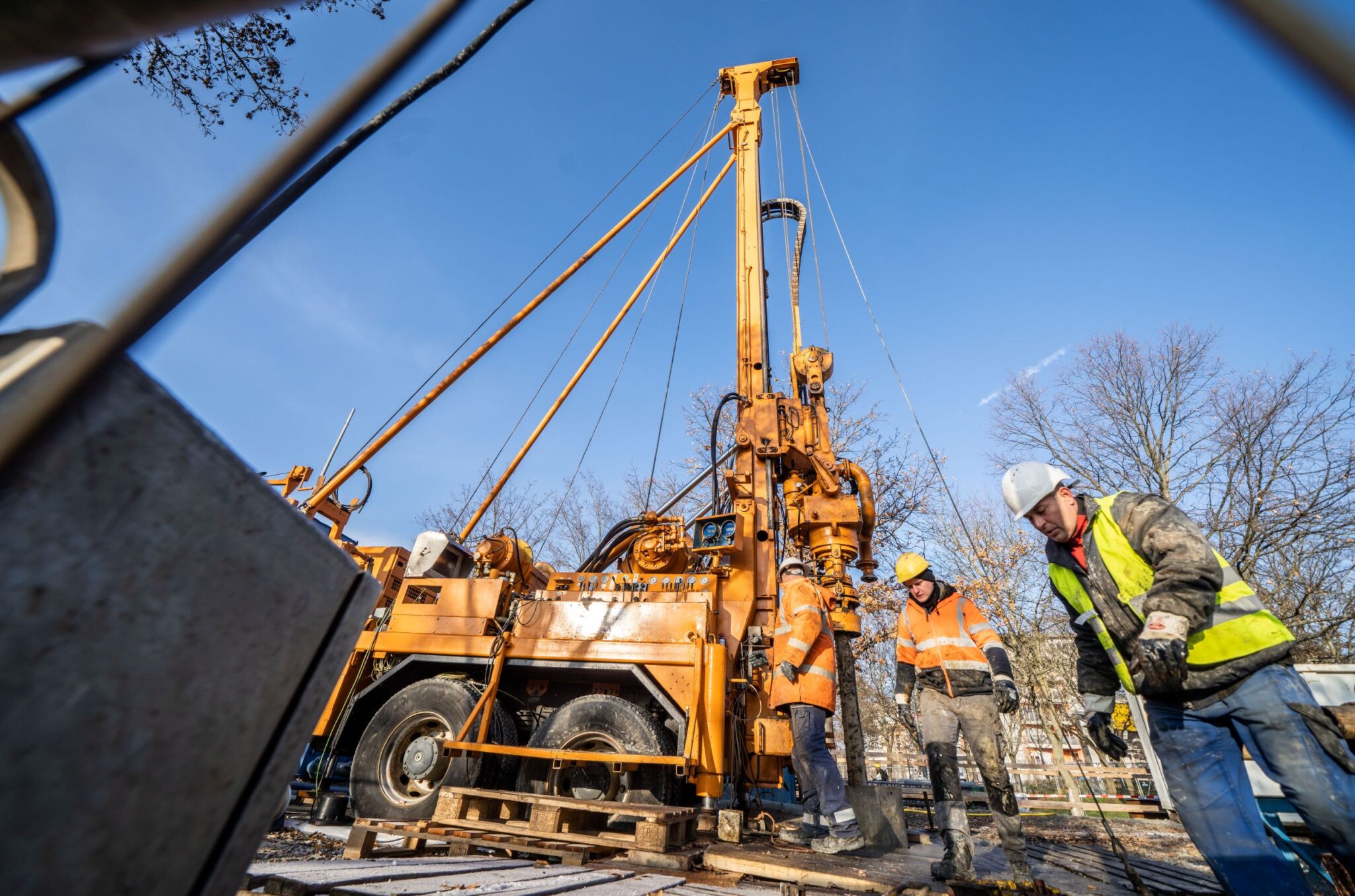 Bauarbeiter und schweres Gerät
