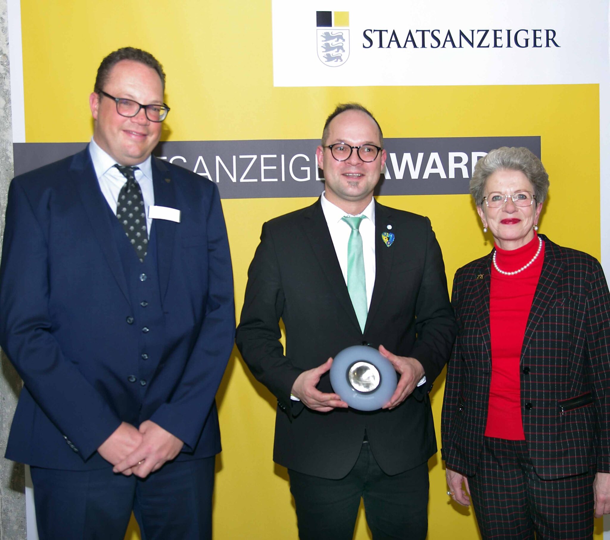 Chefredakteur Rafael Binkowski, Staatsrätin Barbara Bosch und der Hofstettener Bürgermeister Martin Aßmuth beim Staatsanzeiger Award