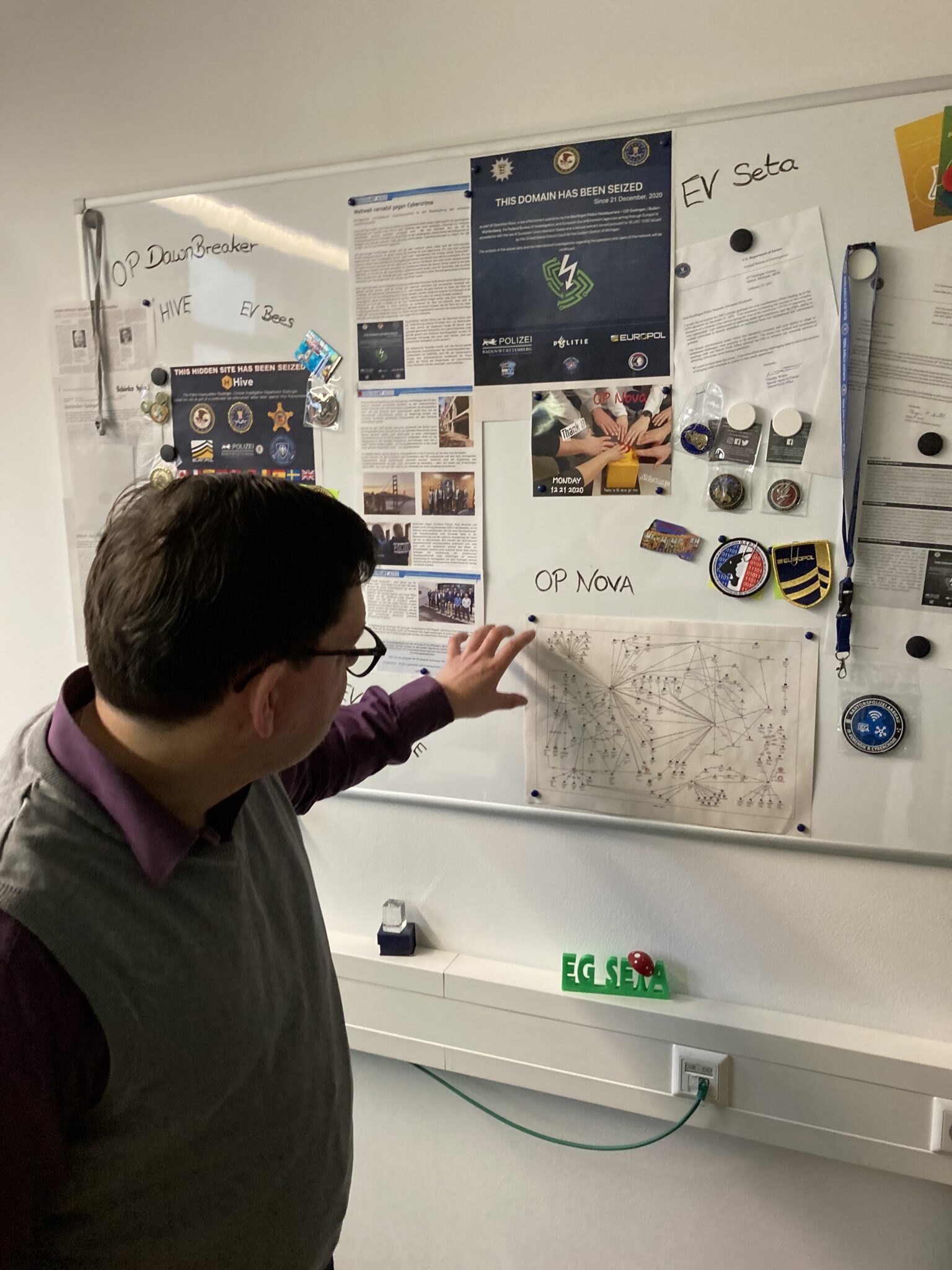 Lorch, Leiter der Ermittlungsgruppe Dawnbreaker, zeigt die komplexen Verflechtungen zwischen den Kriminellen.