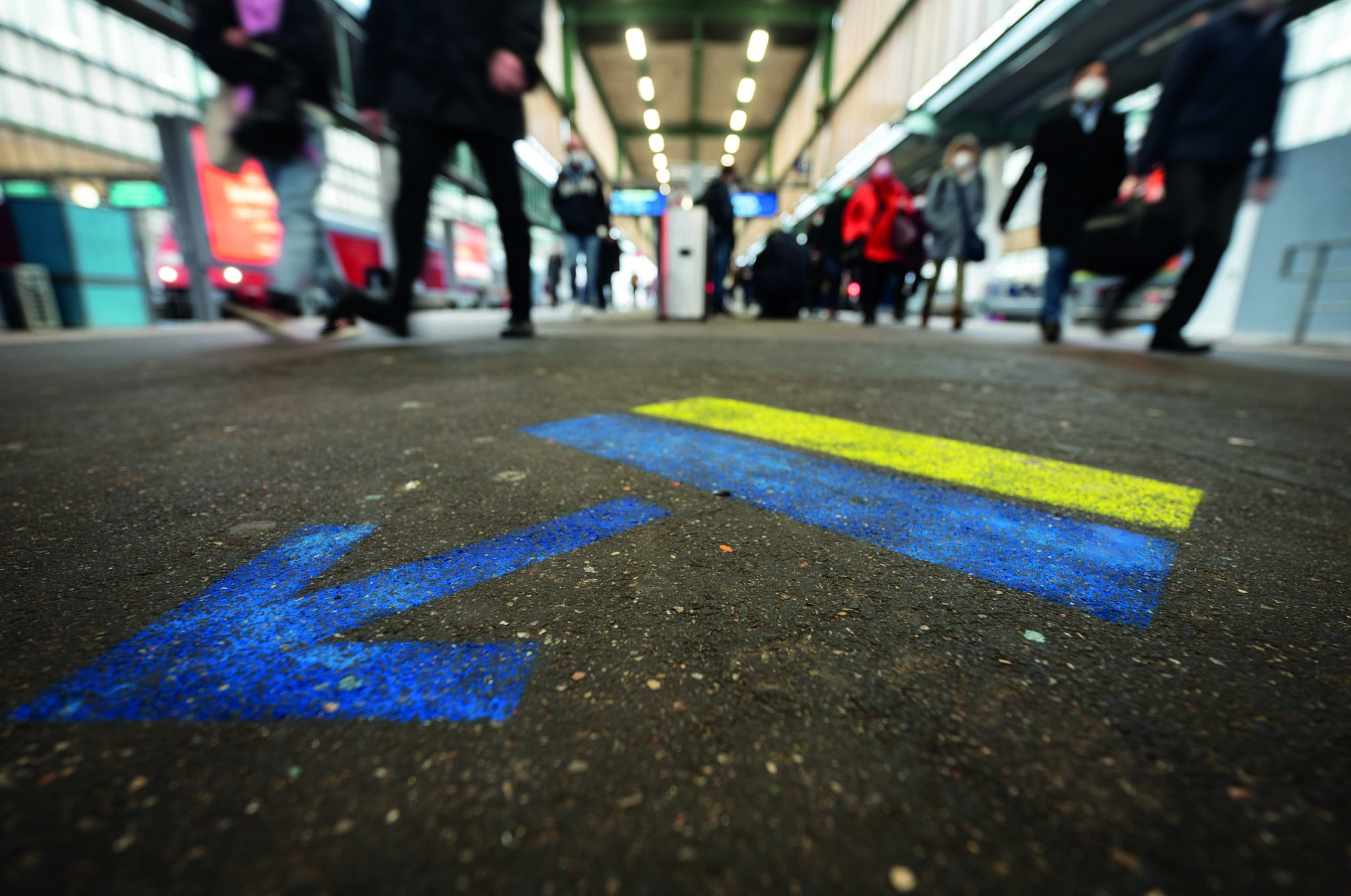 Blau und Gelb weisen den Weg. Nach Kriegsbeginn kamen Tausende geflüchtete Ukrainer am Stuttgarter Hauptbahnhof an.