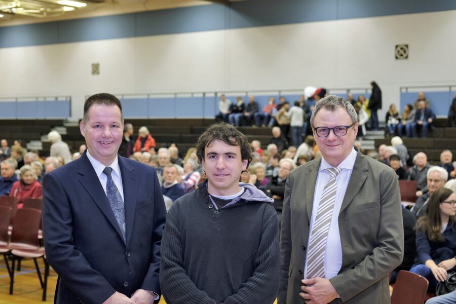 Kandidatenvorstellung 2020: Kläger Lutz Ronneburg (links), Samuel Speitelsbach, Rathauschef Stefan Thoma (rechts).