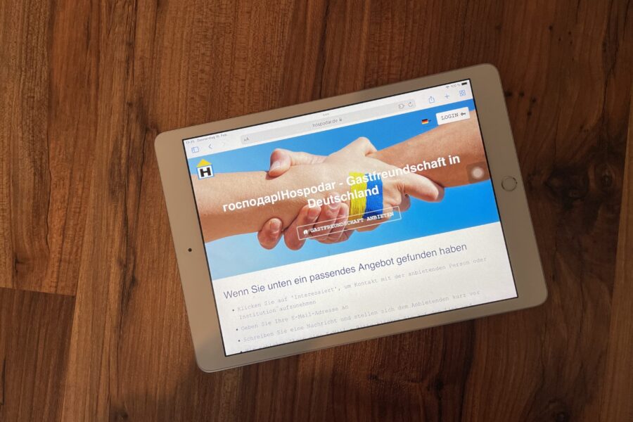 Die Webseite Hosbodar auf einem iPad. Die Plattform hilft gefüchteten Ukrainern bei de Suche nach Wohnraum.