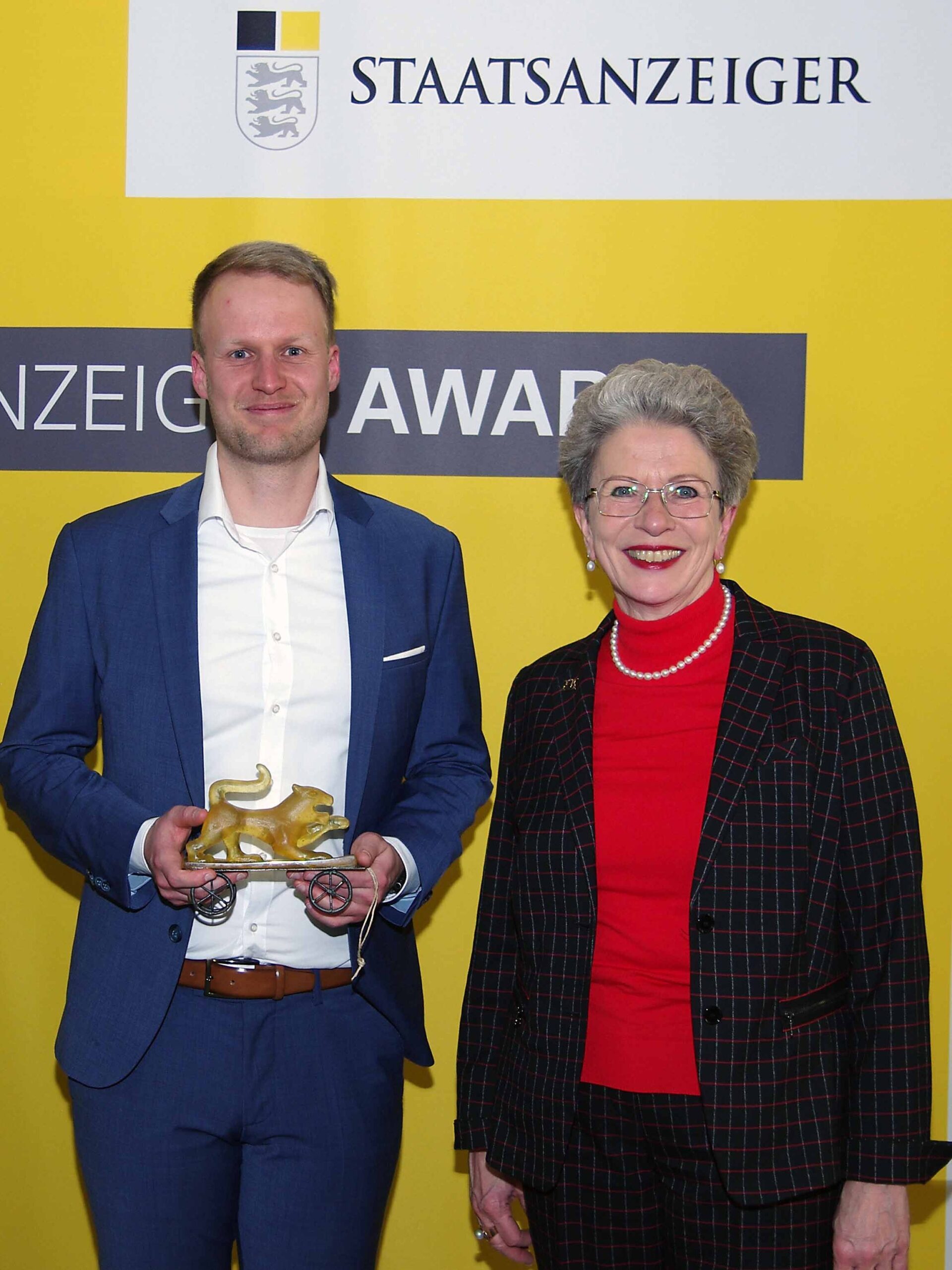 Chefredakteur Rafael Binkowksi, Preisträger David Rosenkranz und Staatsrätin Barbara Bosch bei der Verleihung des Staatsanzeiger Award.