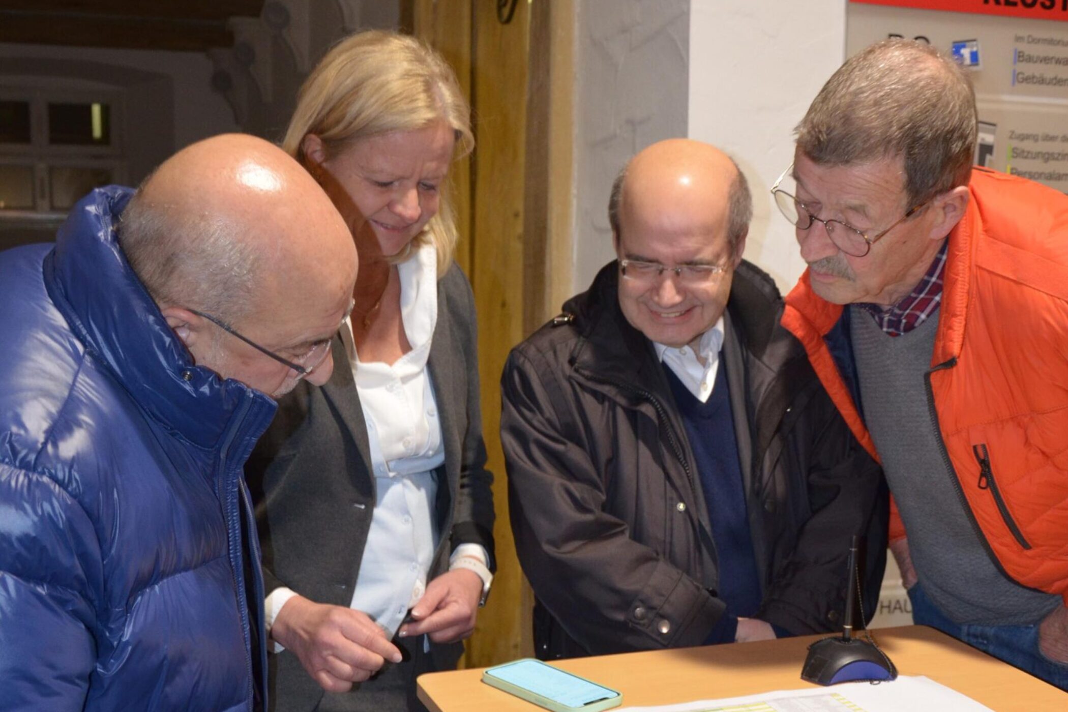 Bürgermeisterin Anette Schmidt (CDU) und Gemeinderat Kurt Baumann betrachten die ersten Ergebnisse aus den Wahlkreisen.
