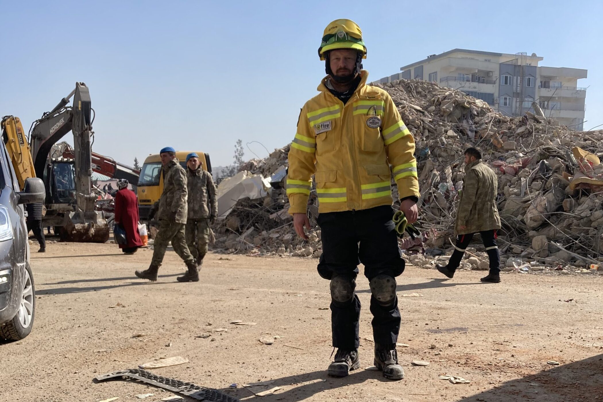 Lukas Wachter vor einem Trümmerhaufen in Kahramanmaras.