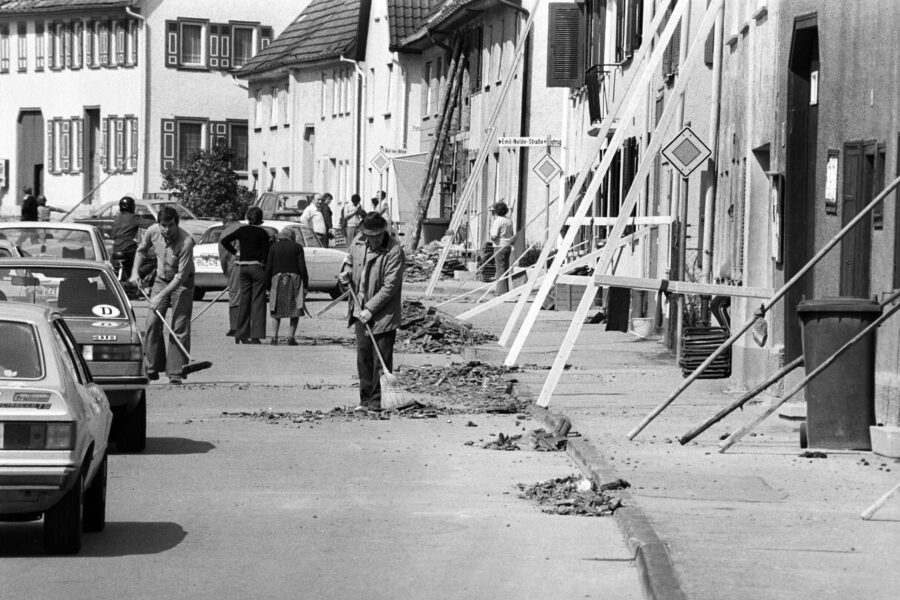 Schwarz-weiß Foto von Aufräumarbeiten in Albstadt 1978