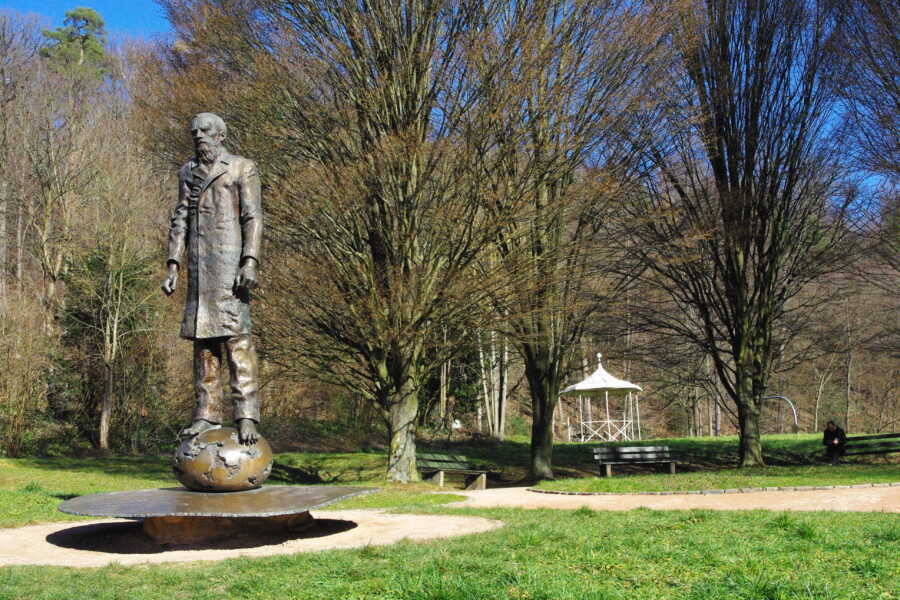 Dichter wie Fjodor Dostojewski prägten in ihrer Heimat das Bild Baden- Badens. Seit 2004 steht sein Denkmal im Kurviertel.