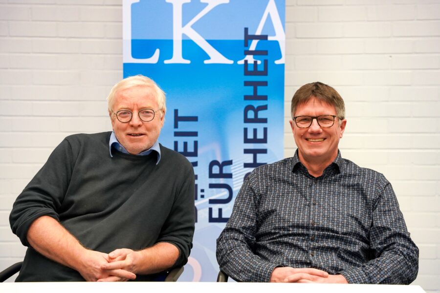Volker Zaiß (links) und Markus Martz vor eine Poster des LKA