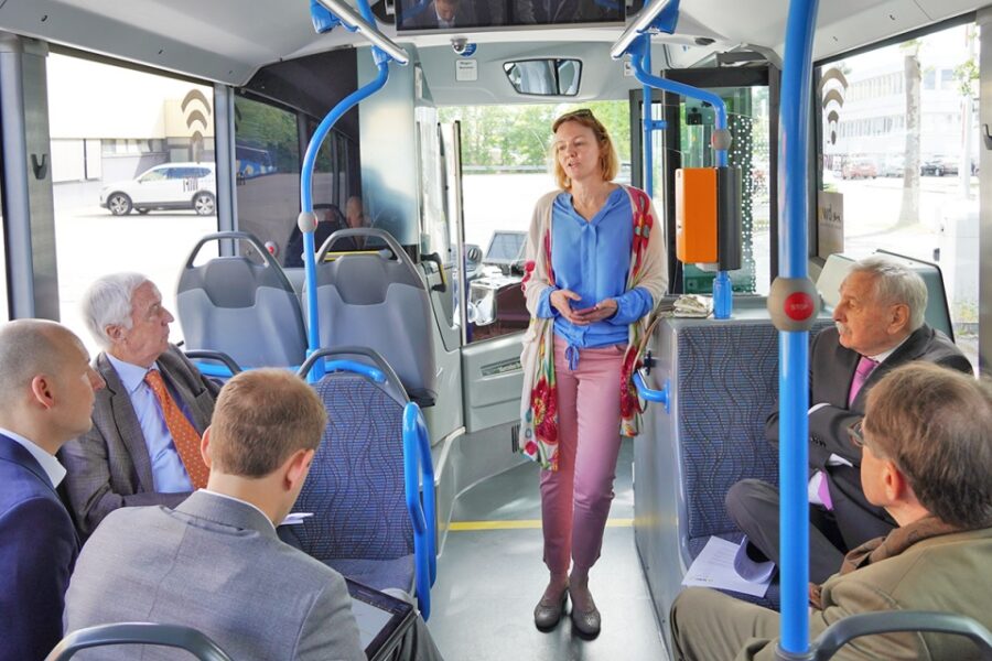 Yvonne Hüneburg - hier im Gespräch mit CDU-Politikern - führt seit Januar den Verband Baden-Württembergischer Omnibusunternehmen.