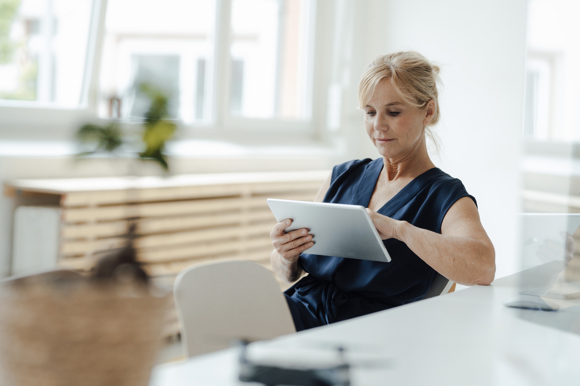 Frau mit Tablet