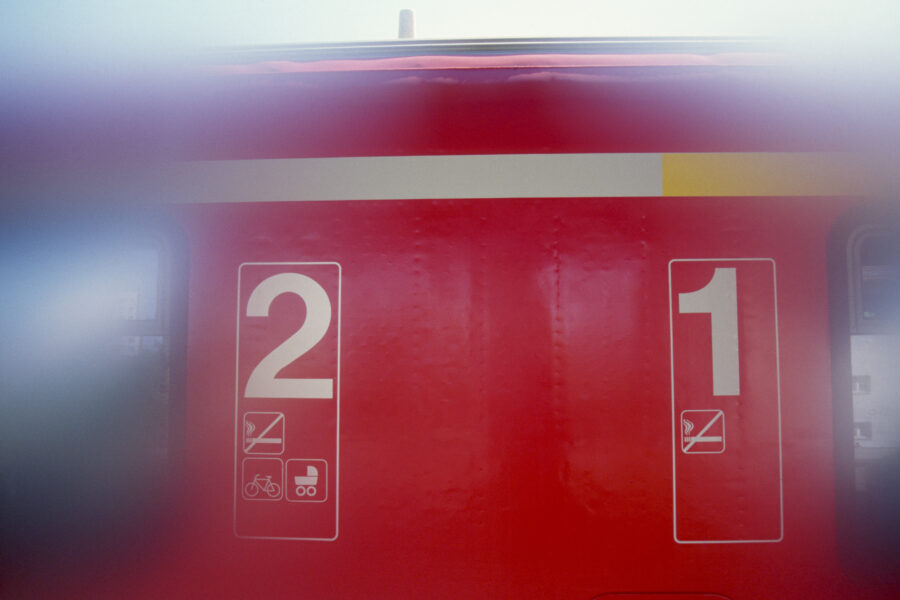 Schienenverkehr/Europa Eisenbahn Waggon Eisenbahnwaggon von Regionalbahn mit Aufschrift Kennzeichnung erste und zweite Klasse traffic railway waggon with sign
