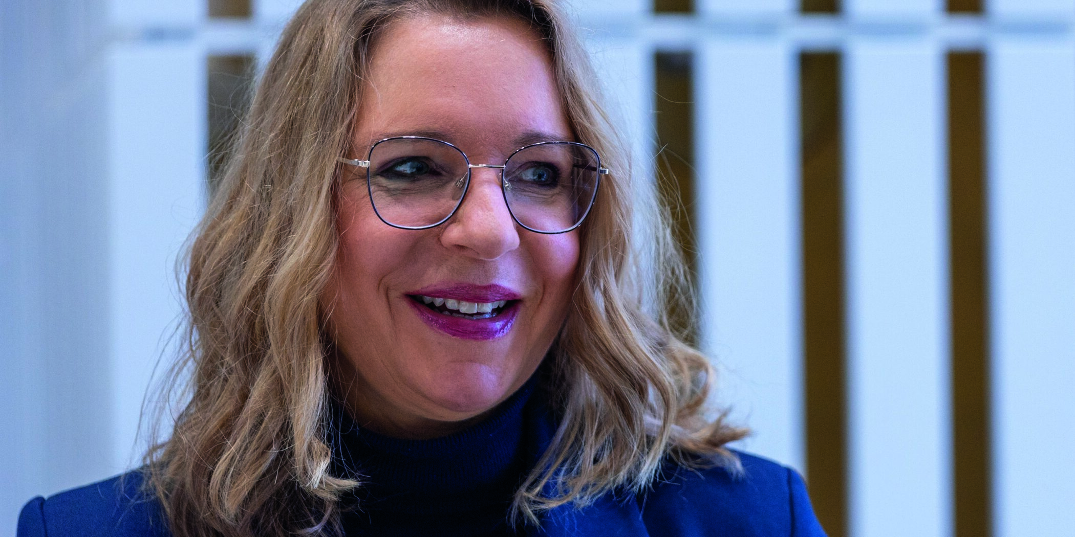 Claudia Kemfert, Sachverständige vom Deutsches Institut für Wirtschaftsforschung, spricht vor ihrer Vernehmung im Parlamentarischen Untersuchungsausschuss (PUA) des Landtags von Mecklenburg-Vorpommern zur Klimastiftung MV mit Ausschussmitgliedern.