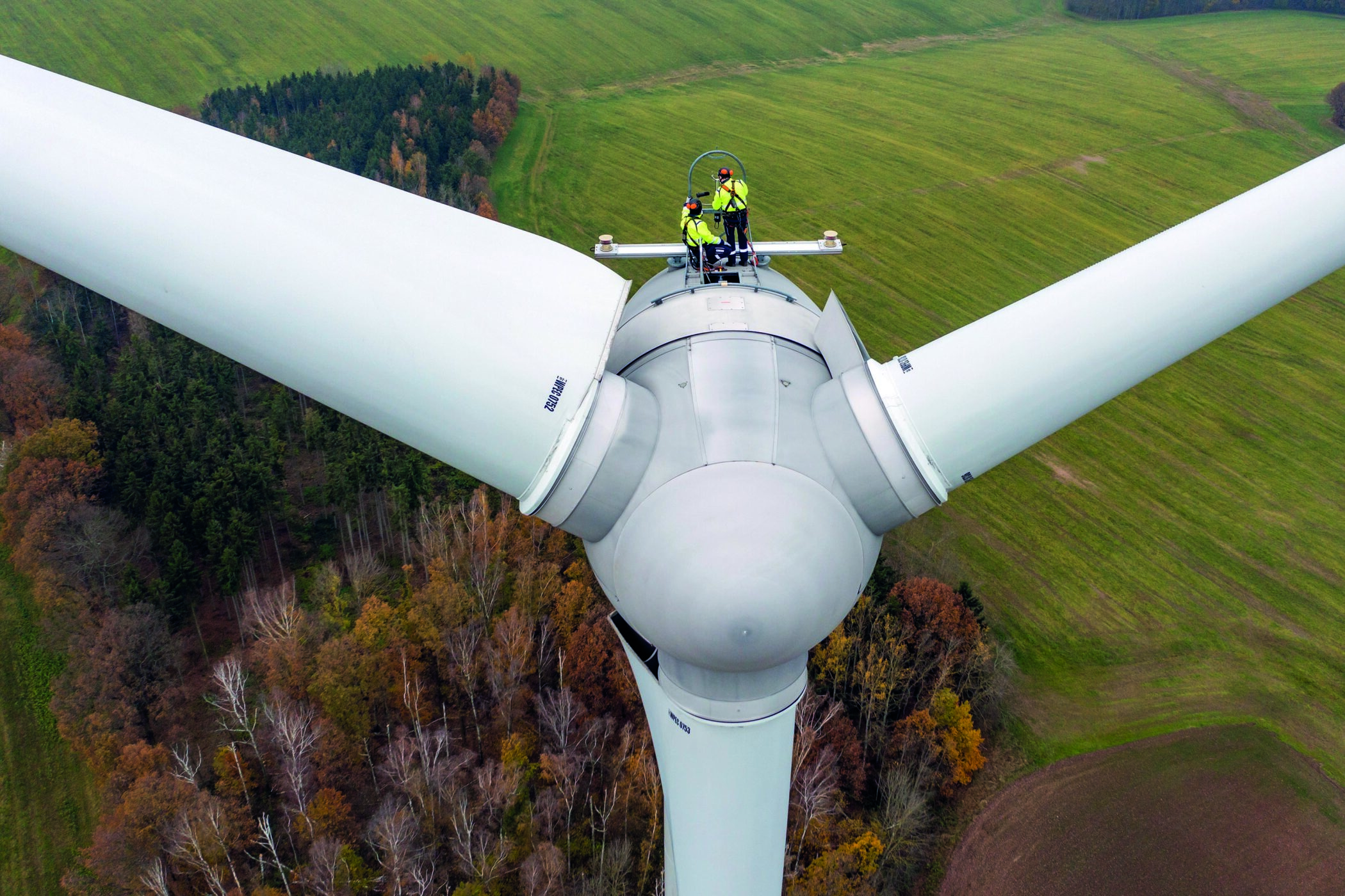 Zwei Techniker der warten eine Windkraftanlage