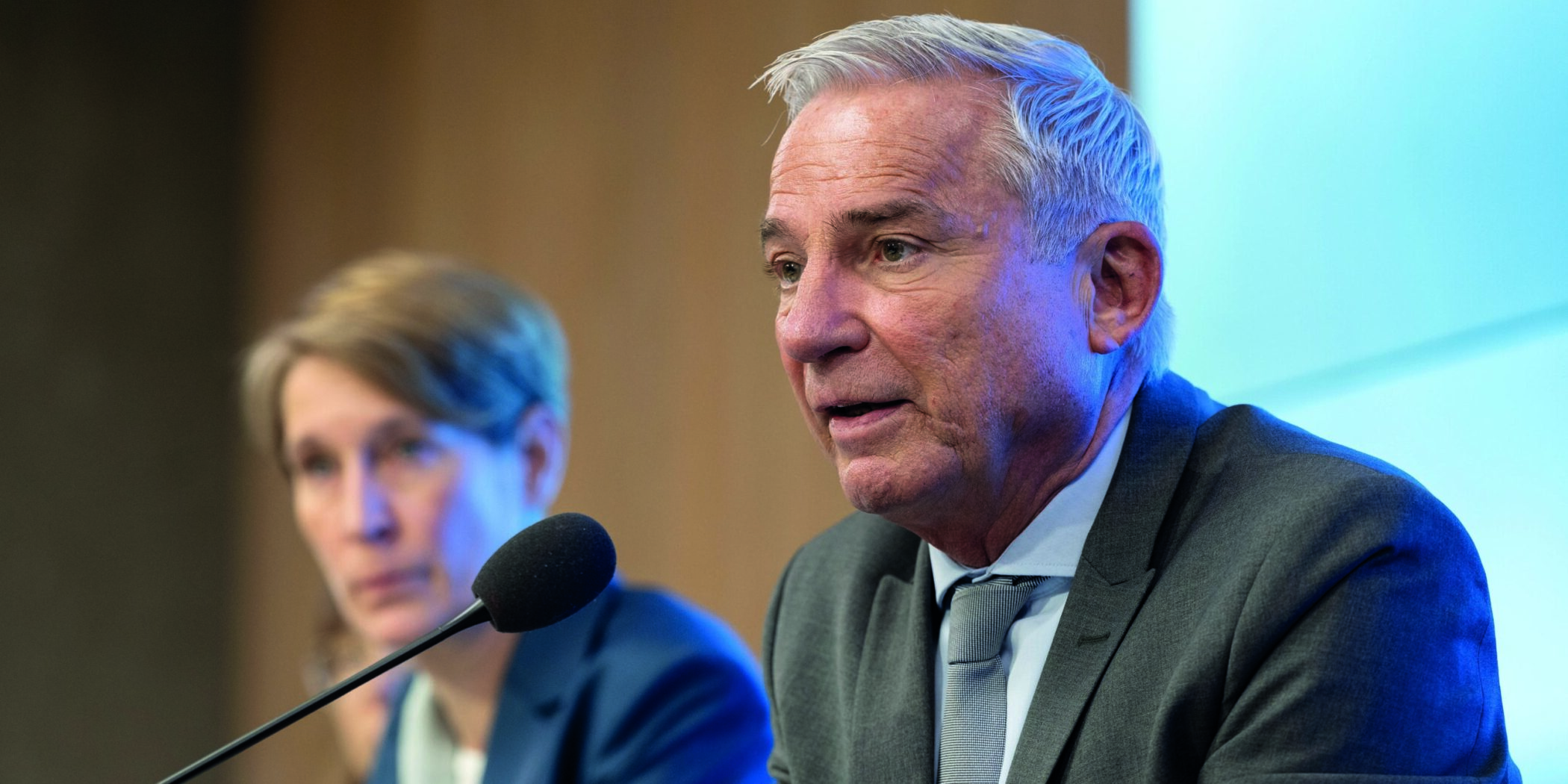 Thomas Strobl (CDU, r), Innenminister von Baden-Württemberg, und Stefanie Hinz, Landespolizeipräsidentin von Baden-Württemberg, nehmen an einer Pressekonferenz zur polizeilichen Kriminalitätsstatistik und Sicherheitsbericht 2022 im Bürger- und Medienzentrum des Landtags von Baden-Württemberg teil.