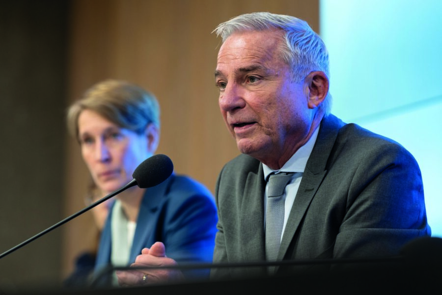 Thomas Strobl (CDU, r), Innenminister von Baden-Württemberg, und Stefanie Hinz, Landespolizeipräsidentin von Baden-Württemberg, nehmen an einer Pressekonferenz zur polizeilichen Kriminalitätsstatistik und Sicherheitsbericht 2022 im Bürger- und Medienzentrum des Landtags von Baden-Württemberg teil.