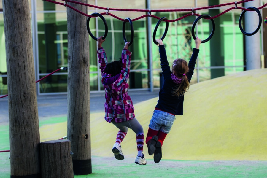 Zwei Kinder auf einem Schulspielplatz