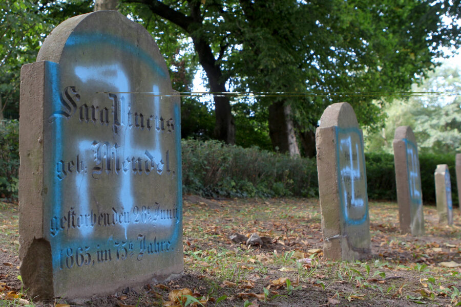 Schmierereien an Grabsteinen auf einem jüdischen Friedhof