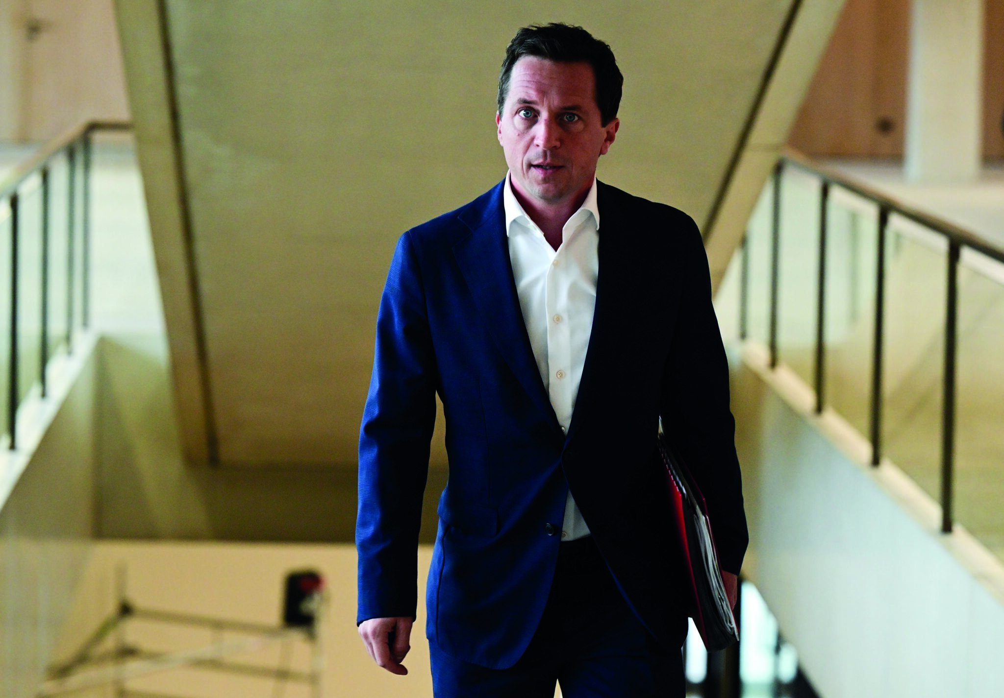 Sascha Binder, innenpolitischer Sprecher der SPD-Fraktion im Landtag von Baden-Württemberg, geht zu einer Landtagssitzung.