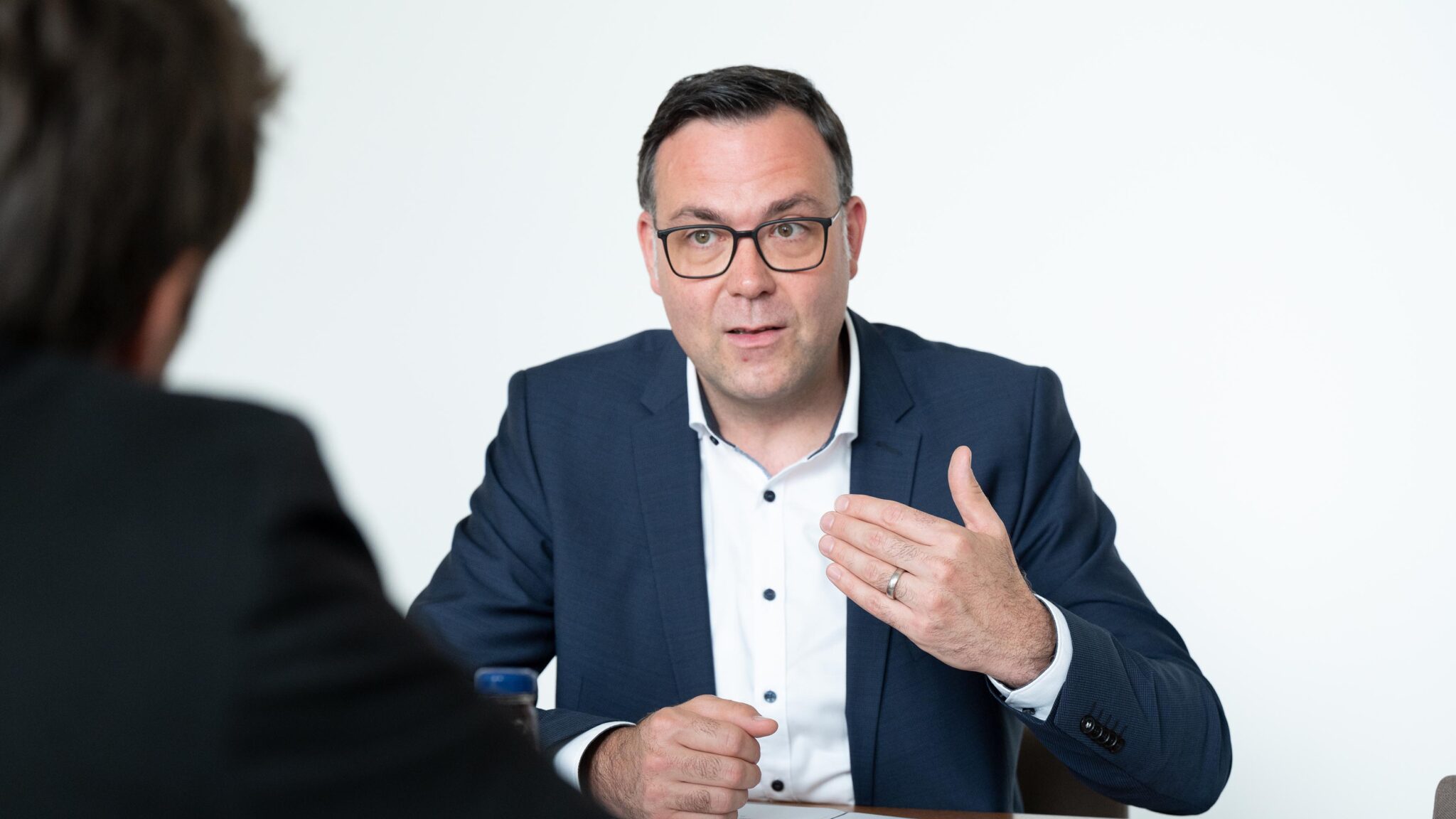 Siegfried Lorek (CDU), Staatssekretär im Ministerium der Justiz und für Migration zuständig, spricht während eines Interviews in seinen Büroräumen.