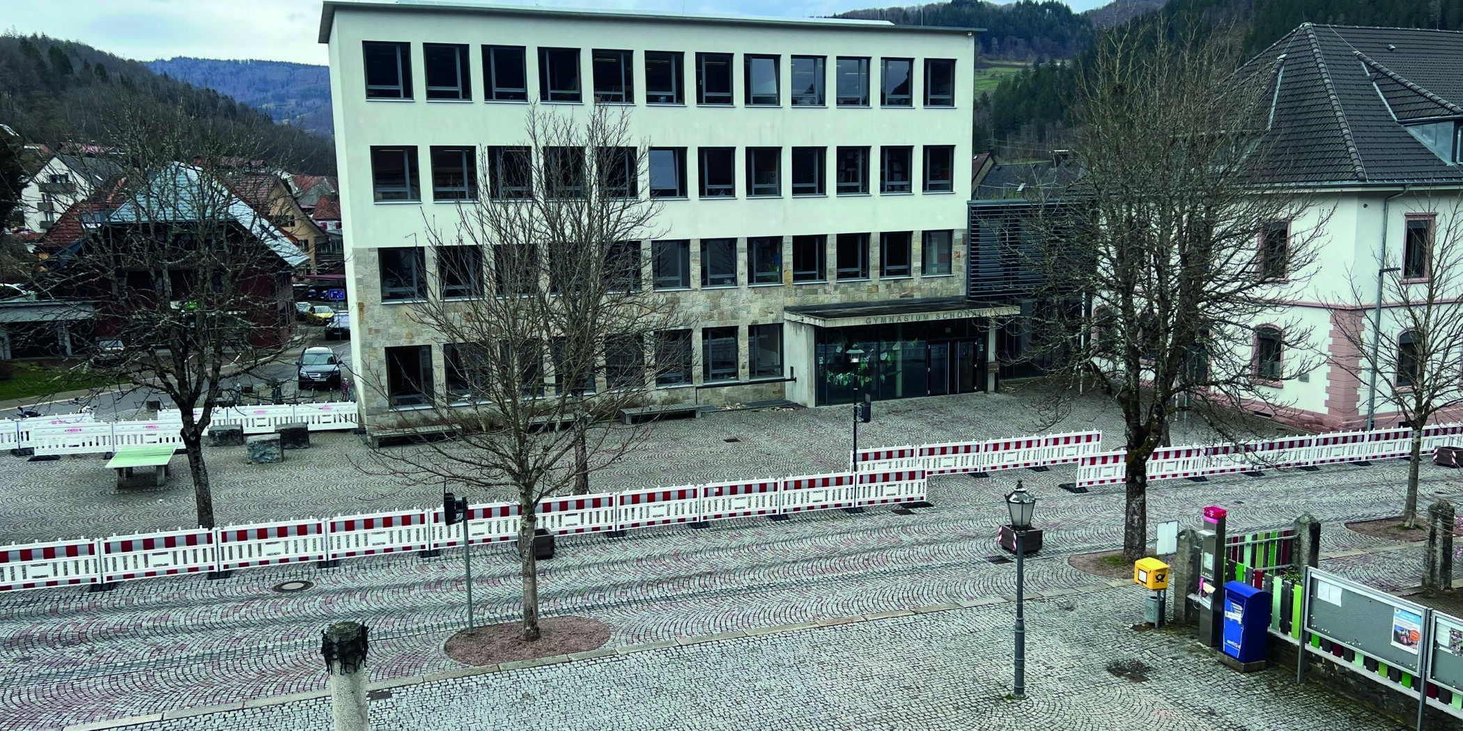Bauzaun zwischen Schulhof und Rathausplatz