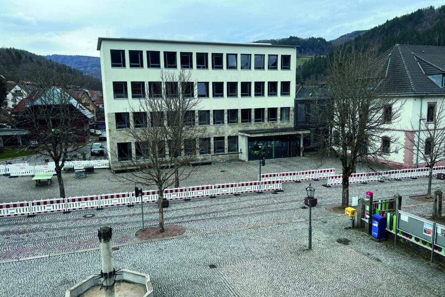 Bauzaun zwischen Schulhof und Rathausplatz