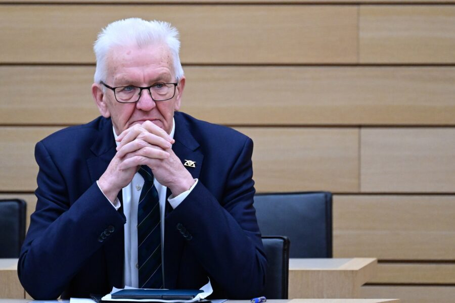 Winfried Kretschmann, Ministerpräsident von Baden-Württemberg, sitzt im Plenarsaal