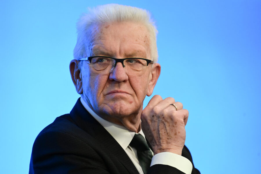 Winfried Kretschmann (Bündnis 90/Die Grünen), Ministerpräsident von Baden-Württemberg, nimmt im Landtag an einer Landespressekonferenz teil.