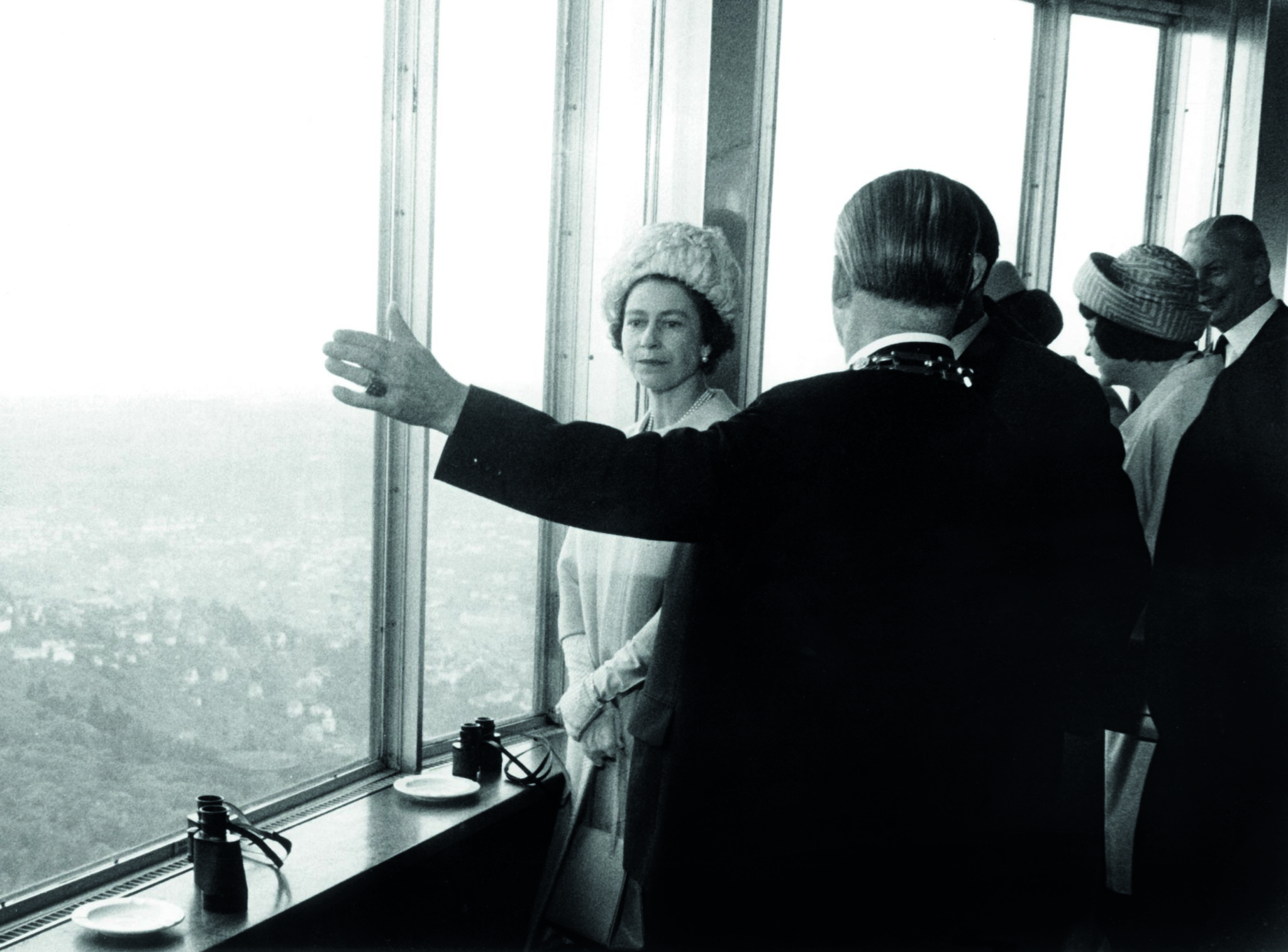 Queen Elizabeth II. und Arnulf Klett auf dem Stuttgarter Fernsehturm