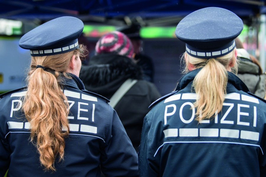 Zwei Polizistinnen stehen nebeneinander.