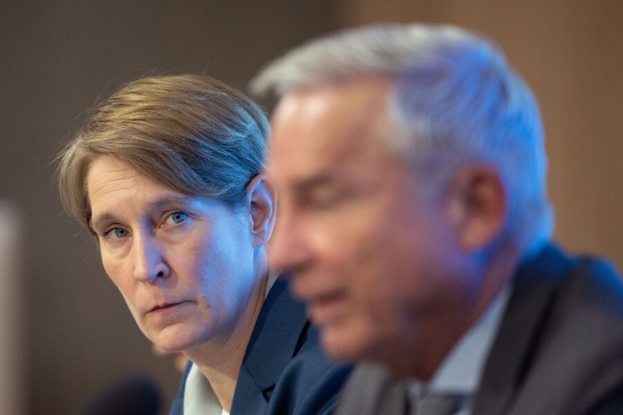 Thomas Strobl (CDU, r), Innenminister von Baden-Württemberg, und Stefanie Hinz, Landespolizeipräsidentin von Baden-Württemberg, nehmen an einer Pressekonferenz teil