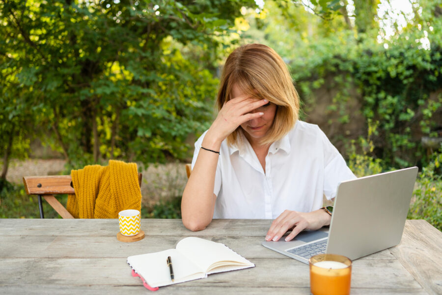 Gestresste Frau am Laptop